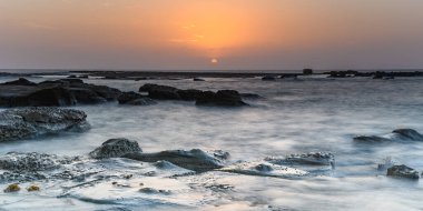 Norah Head 'deki Asker Plajı' ndan Sunrise Seascape, Central Coast 'taki Wyong, NSW, Avustralya.