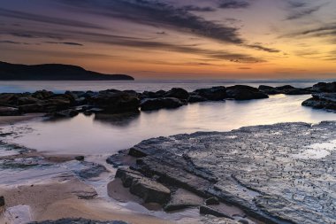 Central Coast, NSW, Avustralya 'daki Killcare Sahili' nden güneşin doğuşunu yakalıyoruz..