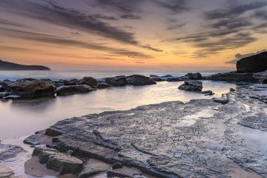 Central Coast, NSW, Avustralya 'daki Killcare Sahili' nden güneşin doğuşunu yakalıyoruz..