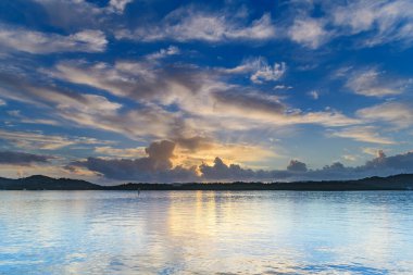 Orta Sahildeki Woy Woy rıhtımından gün doğumunu görüntülemek, NSW, Avustralya.