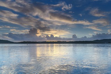 Orta Sahildeki Woy Woy rıhtımından gün doğumunu görüntülemek, NSW, Avustralya.