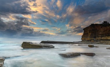 Central Coast, NSW, Avustralya 'daki Terrigal' da The Skillion 'dan güneşin doğuşunu yakalıyorum..