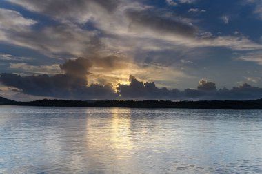Orta Sahildeki Woy Woy rıhtımından gün doğumunu görüntülemek, NSW, Avustralya.