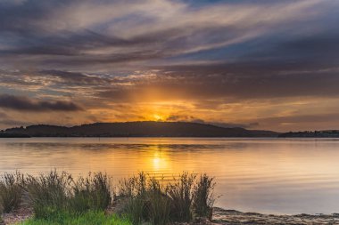 Orta Sahildeki Woy Woy rıhtımından gün doğumunu görüntülemek, NSW, Avustralya.