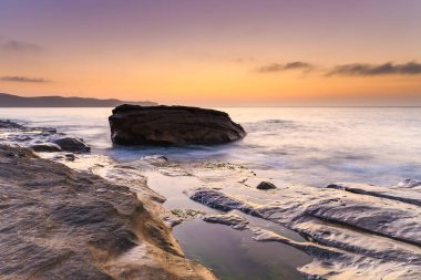 Central Coast, NSW, Avustralya 'daki Pearl Beach' ten güneşin doğuşunu yakalıyoruz..