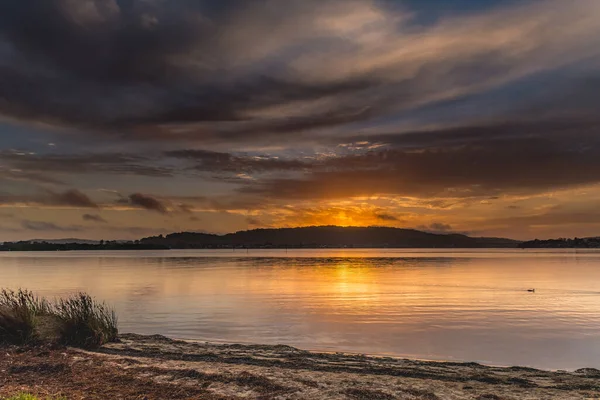 オーストラリア ニューサウスウェールズ州中央海岸のウーイ ウォーターフロントからの日の出を捉える — ストック写真