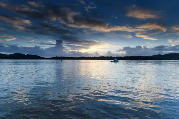 オーストラリア ニューサウスウェールズ州中央海岸のウーイ ウォーターフロントからの日の出を捉える — ストック写真