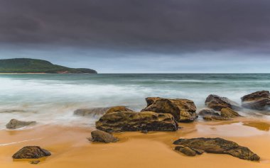 Central Coast, NSW, Avustralya 'daki Killcare Sahili' nden güneşin doğuşunu yakalıyoruz..