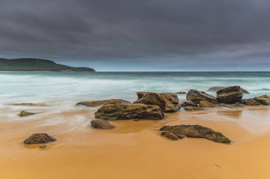 Central Coast, NSW, Avustralya 'daki Killcare Sahili' nden güneşin doğuşunu yakalıyoruz..