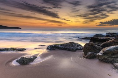 Pastel gölgeler ve kumsalda gün doğumu. Central Coast, NSW, Avustralya 'daki Killcare Sahili' nden güneşin doğuşunu yakalıyoruz..