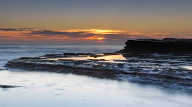 Central Coast, NSW, Avustralya 'daki Terrigal' da The Skillion 'dan güneşin doğuşunu yakalıyorum..