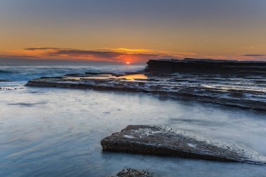 Central Coast, NSW, Avustralya 'daki Terrigal' da The Skillion 'dan güneşin doğuşunu yakalıyorum..