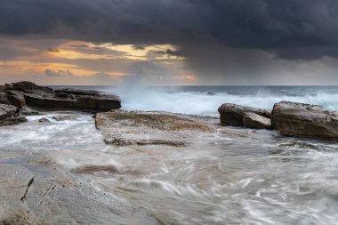 Central Coast, NSW, Avustralya 'daki Terrigal' da The Skillion 'dan güneşin doğuşunu yakalıyorum..