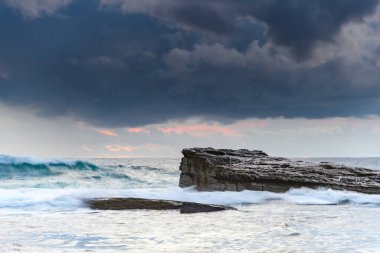 Central Coast, NSW, Avustralya 'daki Terrigal' da The Skillion 'dan güneşin doğuşunu yakalıyorum..
