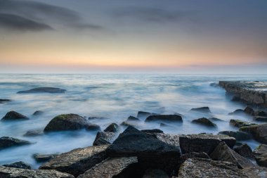 Central Coast, NSW, Avustralya 'daki Forresters Sahili' nden güneşin doğuşunu yakalıyoruz..
