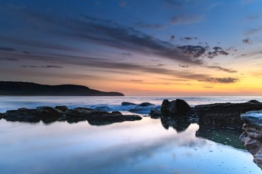 Central Coast, NSW, Avustralya 'daki Killcare Sahili' nden güneşin doğuşunu yakalıyoruz..