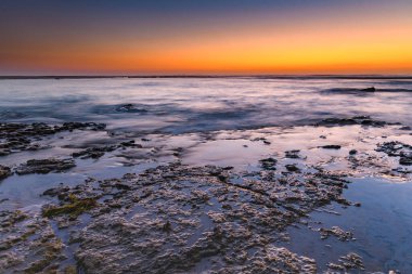 Central Coast, NSW, Avustralya 'daki Toowoon Körfezi Sahili' nden güneşin doğuşunu yakalıyoruz..