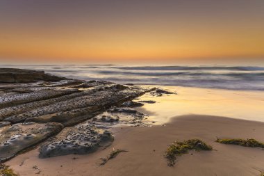 Central Coast, NSW, Avustralya 'daki Toowoon Körfezi Sahili' nden güneşin doğuşunu yakalıyoruz..