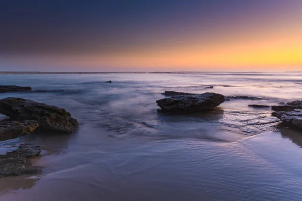 从澳大利亚新南威尔士州中部海岸的吐温湾海滩拍摄日出 — 图库照片