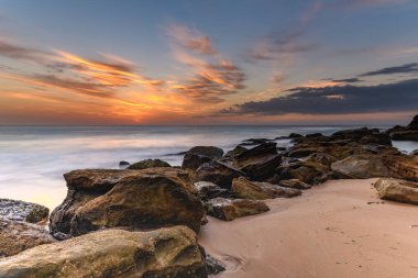 Işık Bulutlu Gündoğumu Deniz Burnu. Central Coast, NSW, Avustralya 'daki Killcare Plajı.