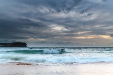 Sunrise Seascape ve Cloudy Sky. MacMasters Sahili Merkez Sahili, NSW, Avustralya.