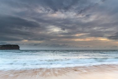 Sunrise Seascape ve Cloudy Sky. MacMasters Sahili Merkez Sahili, NSW, Avustralya.