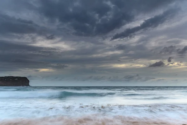 日の出の海と曇りの空 オーストラリア ニューサウスウェールズ州中央海岸のMacmasters Beach — ストック写真