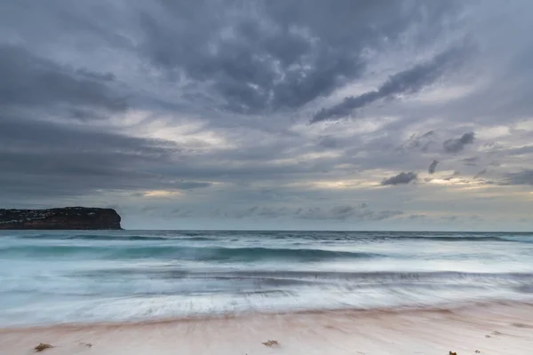 日の出の海と曇りの空 オーストラリア ニューサウスウェールズ州中央海岸のMacmasters Beach — ストック写真