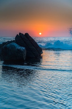 Kayalar, sıçramalar ve Forrester Sahili 'nden gündoğumu Central Coast, NSW, Avustralya.
