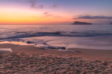 Central Coast, NSW, Avustralya 'daki Pearl Beach' ten birkaç bulutla gün doğumu..