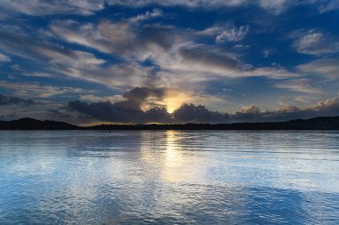 Gün doğumu bulutlar arasında Woy Woy Rıhtımı 'ndan Orta Sahilde, NSW, Avustralya.