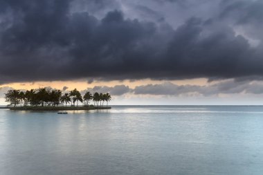 Yağmurlu Bulutlu Tropik Gün Doğumu. Fiji 'nin Coral Sahili' nde çekildi..