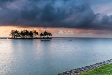 Adalı Tropik Gündoğumu. Fiji 'nin Coral Sahili' nde çekildi..