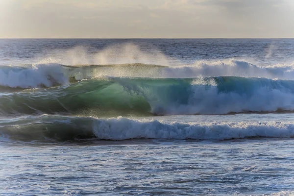 Surfs Sets Three Rolling Λαμβάνονται Στο Newcastle Ocean Baths Newcastle — Φωτογραφία Αρχείου