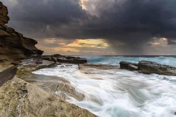 Paisaje Marino Turbulento Del Amanecer Skillion Terrigal Costa Central Nsw — Foto de Stock