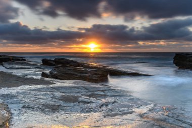 Central Coast, NSW, Avustralya 'daki Terrigal' da The Skillion 'dan kasvetli bir gündoğumu deniz manzarası..