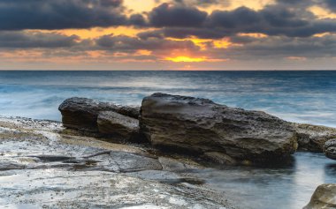 Central Coast, NSW, Avustralya 'daki Terrigal' da The Skillion 'dan güneşin doğuşunu yakalıyorum..