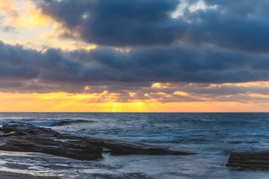 Central Coast, NSW, Avustralya 'daki Terrigal' da The Skillion 'dan güneşin doğuşunu yakalıyorum..