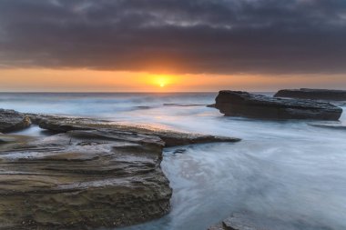 Central Coast, NSW, Avustralya 'daki Terrigal' da The Skillion 'dan güneşin doğuşunu yakalıyorum..
