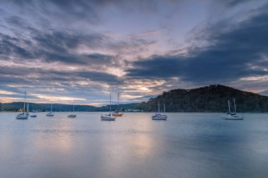 Orta Sahildeki Ettalong Sahili 'ndeki Kordon' dan gün doğumunu görüntülemek, NSW, Avustralya.