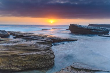 Central Coast, NSW, Avustralya 'daki Terrigal' da The Skillion 'dan güneşin doğuşunu yakalıyorum..