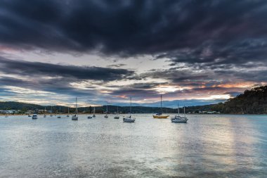 Orta Sahildeki Ettalong Sahili 'ndeki Kordon' dan gün doğumunu görüntülemek, NSW, Avustralya.