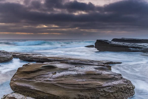 オーストラリア ニューサウスウェールズ州中央海岸のThe Skillionからの日の出を捉える — ストック写真