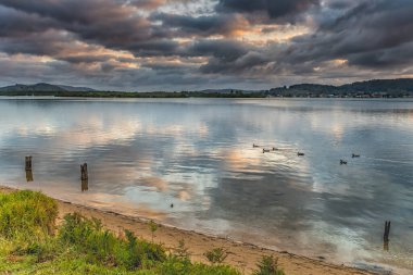Orta Sahildeki Woy Woy rıhtımından gün doğumunu görüntülemek, NSW, Avustralya.