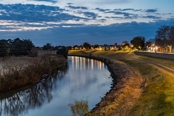 Nehrin üzerinde şafak vakti. Maitland 'deki Hunter Nehri, NSW, Avustralya