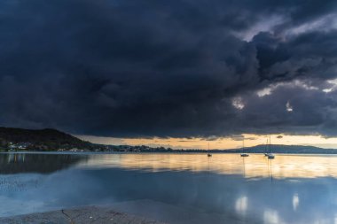 Orta Sahildeki Koolewong Rıhtımı 'ndan gün doğumunu görüntülemek, NSW, Avustralya.