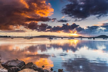 Orta Sahildeki Koolewong Rıhtımı 'ndan gün doğumunu görüntülemek, NSW, Avustralya.