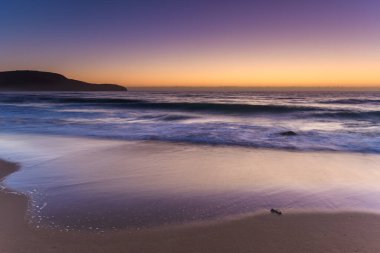 Central Coast, NSW, Avustralya 'daki Killcare Sahili' nden güneşin doğuşunu yakalıyoruz..