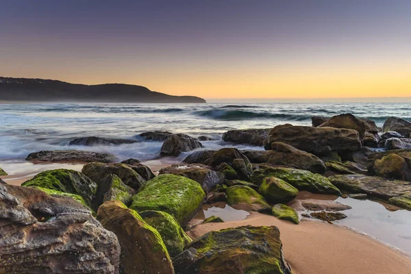 オーストラリア ニューサウスウェールズ州中央海岸のキルケアビーチからの日の出を捉える — ストック写真