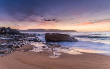 Central Coast, NSW, Avustralya 'daki Pearl Beach' ten güneşin doğuşunu yakalıyoruz..